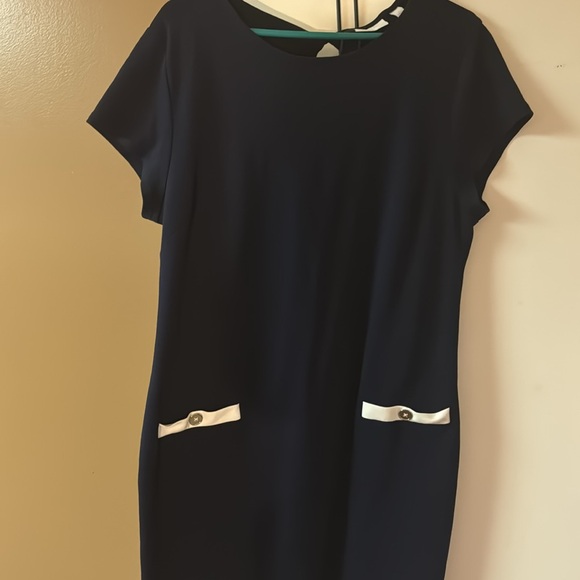 Navy blue dress with white pockets (design only) - Picture 2 of 4